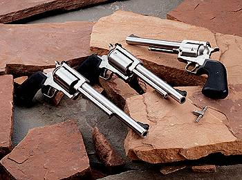 Ривольер. Ривольер. Ривольер. Револьвер на белом фоне. Magnum research bfr.