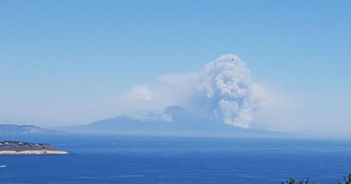 “Raevukas raev”: Itaalias hakkas purskama Etna (foto, video) Geoloogid väidavad, et Etna mägi on suur geiser